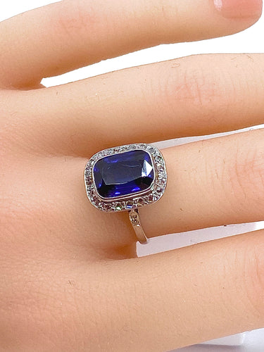 Bague 52 Bague en or blanc 18 carats, diamants et saphir Verneuil. Epoque 1900 58 Facettes AB266