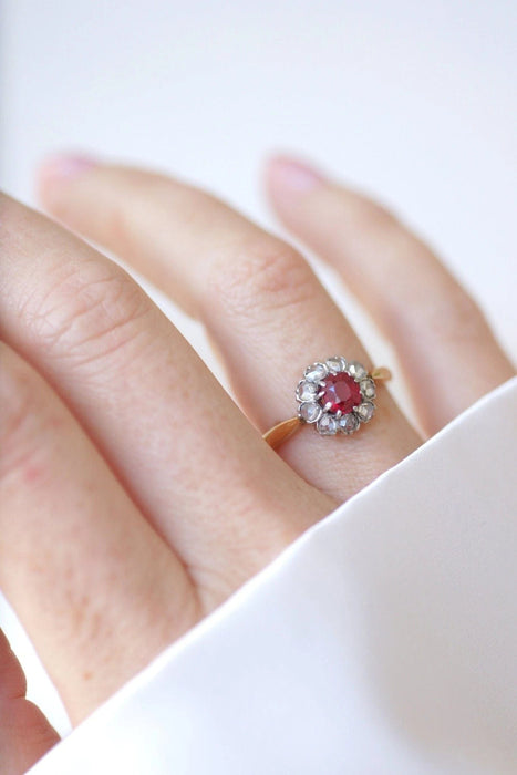 Bague Bague marguerite spinelle rouge entourage diamants 58 Facettes