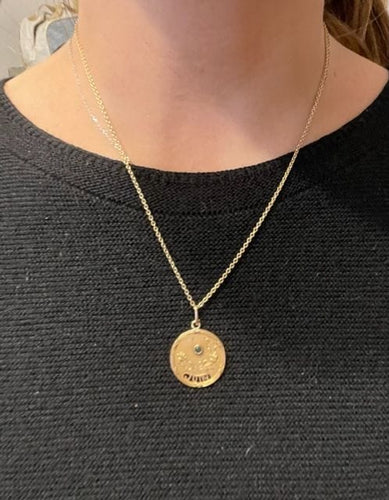 Pendentif Médaille en or jaune 18k Vierge Marie française Lys - En vente sur 1st Pendentif Médaille en or jaune 18k Vierge Marie française Lys - En vente sur 1st