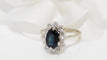 Bague 54 Bague marguerite en or blanc, saphir ovale et diamants 58 Facettes 31322