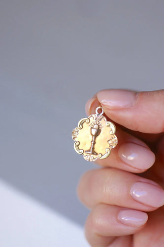 Pendentif Médaille ancienne au calice sur or rose 58 Facettes