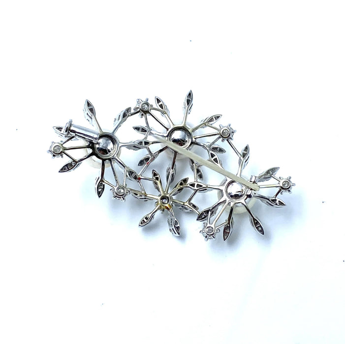 Broche Broche raffinée "marguerites" avec diamants et perles 58 Facettes