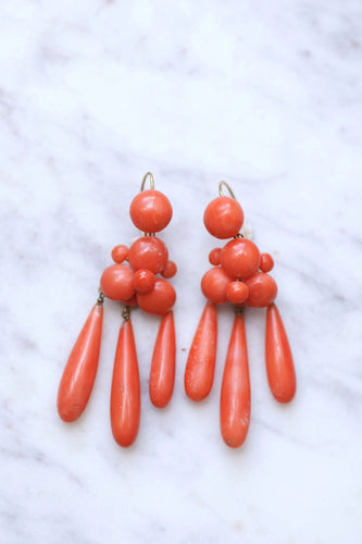 Boucles d'oreilles Boucles d'oreilles girandoles anciennes en or et goutte de corail 58 Facettes