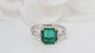 Bague 53.5 Bague émeraude de Colombie, or blanc et diamants triangle 58 Facettes F 4926