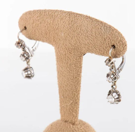 Boucles d'oreilles Dormeuses Art Déco de 3 pierres blanches sur or blanc 58 Facettes