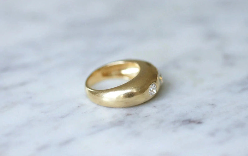 Bague Bague jonc or jaune et trois diamants 58 Facettes