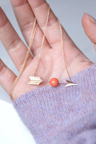 Collier Collier flèche ancien or et corail 58 Facettes