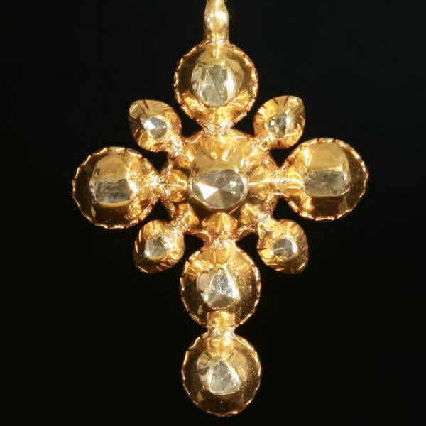 Pendentif Croix en or avec diamants 58 Facettes 09329-4334