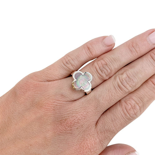 Bague 48 Bague Van Cleef & Arpels modèle "Pure Alhambra" en or blanc, nacre grise. 58 Facettes 31353