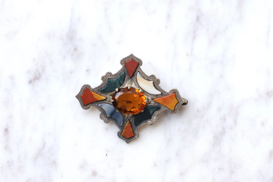 Broche losange Ecossaise ancienne en argent, jaspe, et agate 58 Facettes