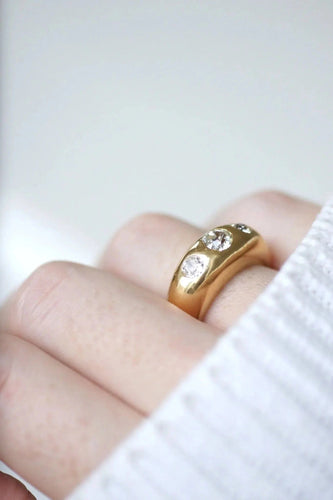 Bague Bague jonc or jaune et trois diamants 58 Facettes