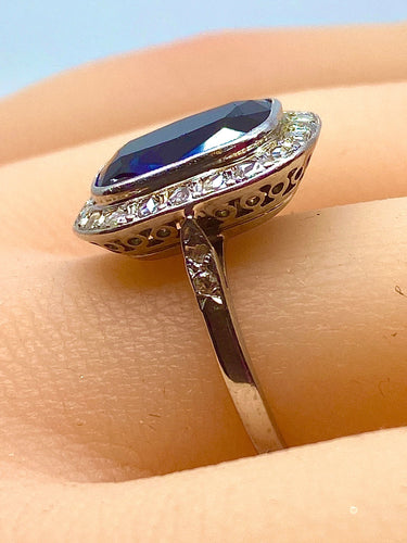 Bague 52 Bague en or blanc 18 carats, diamants et saphir Verneuil. Epoque 1900 58 Facettes AB266