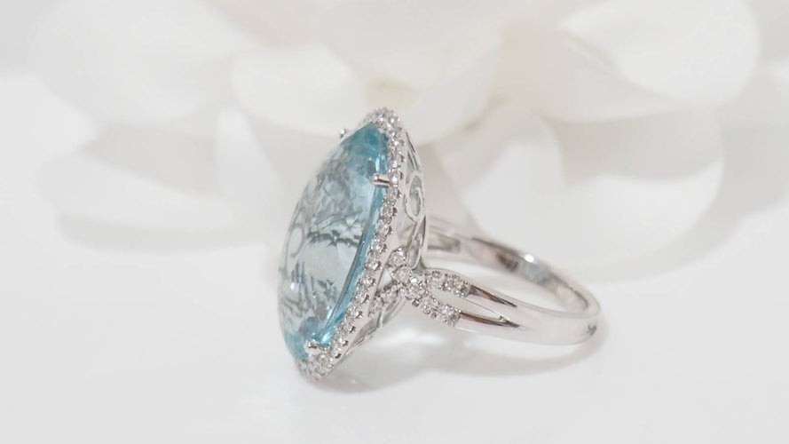 Bague Bague entourage or blanc aigue-marine diamants 58 Facettes 31615