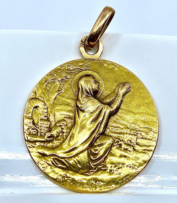 Pendentif Médaille Sainte en prière 58 Facettes
