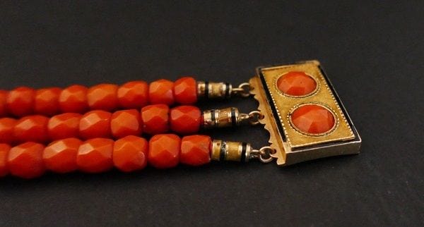 Bracelet Bracelet En Corail Ancien Facetté, Fermoir avec Cabochon, Or 58 Facettes 1034525