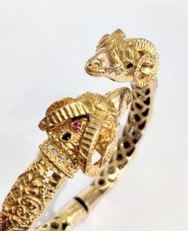 Bracelet Bracelet têtes de béliers en or jaune, diamants, saphirs, rubis 58 Facettes 1-899/2