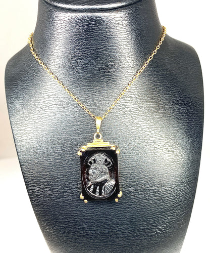 Pendentif Pendentif Or jaune Sardoine sculptée 58 Facettes AB285