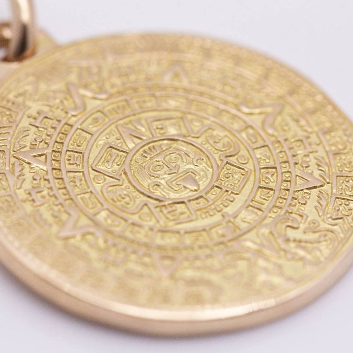 Pendentif Médaille du Calendrier Aztèque en Or Jaune. 58 Facettes D359138JC