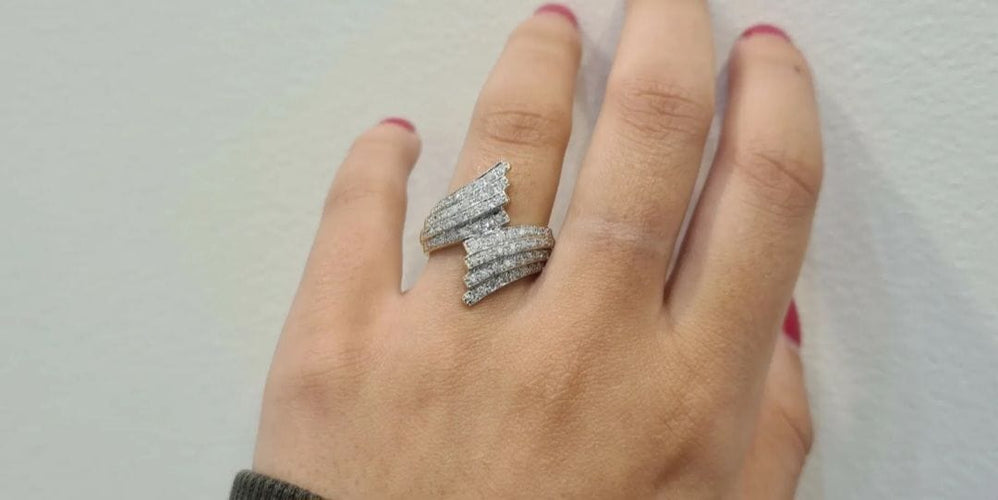 Bague 54 Bague en or jaune, diamants 58 Facettes