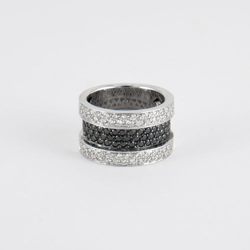 Bague 55 Bague en or gris, pavage diamants blanc et noir 58 Facettes