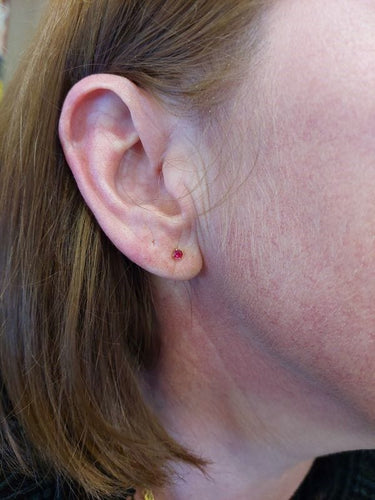 Boucles d'oreilles Clous spinelle rouges, or jaune 58 Facettes 063361