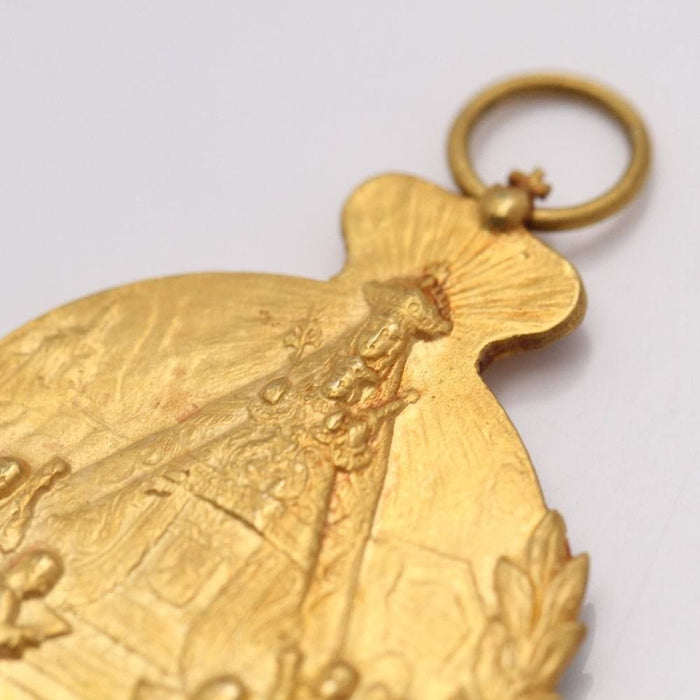 Pendentif Médaille en or jaune aux armes royales 58 Facettes E359419A
