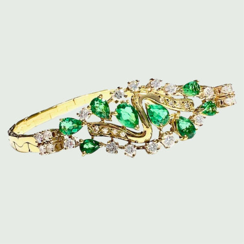 Bracelet Bracelet en or 18 kts au design contemporain de diamants et d'émeraudes 58 Facettes Q948A