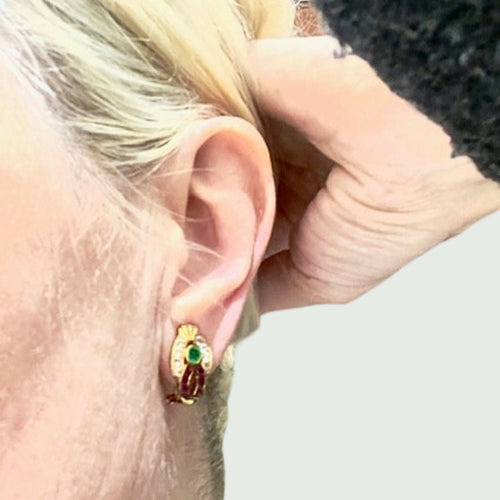 Boucles d'oreilles 55 ENSEMBLE EN OR CONTEMPORAIN DU 20ÈME SIÈCLE 18 kts avec CORCONIA ; ÉMERAUDE et RUBIS 58 Facettes Q964A