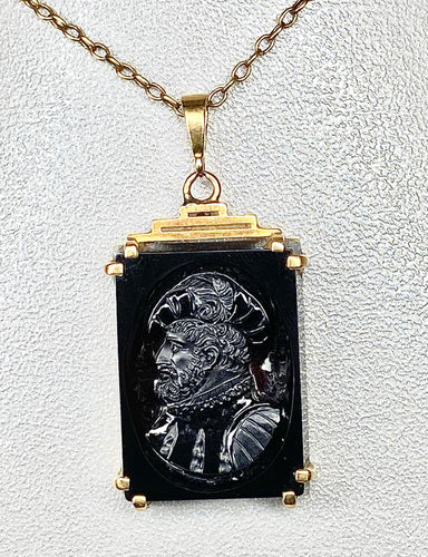 Pendentif Pendentif Or jaune Sardoine sculptée 58 Facettes AB284