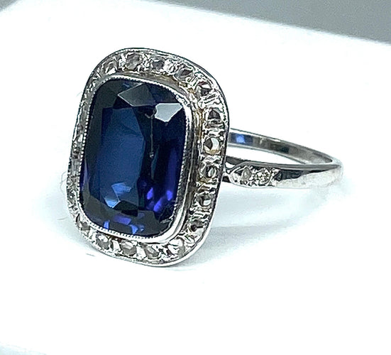 Bague 52 Bague en or blanc 18 carats, diamants et saphir Verneuil. Epoque 1900 58 Facettes AB266