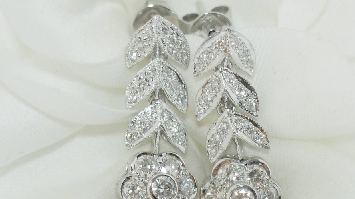 Boucles d'oreilles Pendantes en or blanc, diamants 58 Facettes 32070
