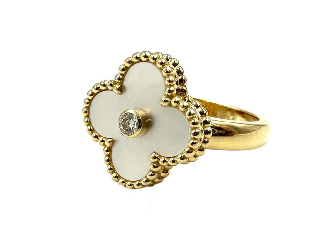 Bague 50 VAN CLEEF & ARPELS. Bague Alhambra vintage or, nacre et diamant 58 Facettes