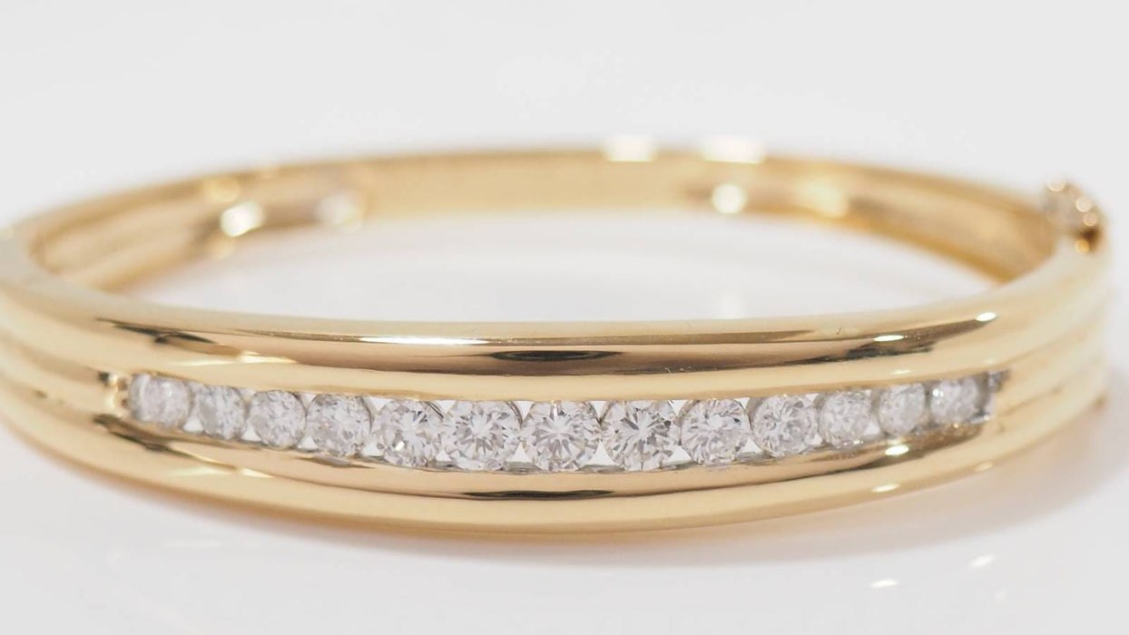 Bracelet Bracelet jonc ouvrant en or jaune et diamants 58 Facettes 32150