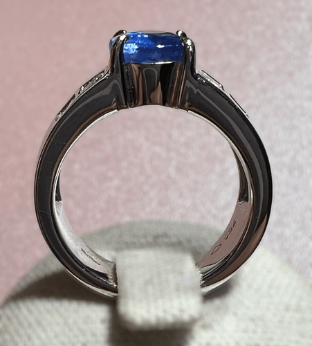 Bague Bague de Fiançailles Or sertie Saphir entouré de Diamants 58 Facettes 7352 A