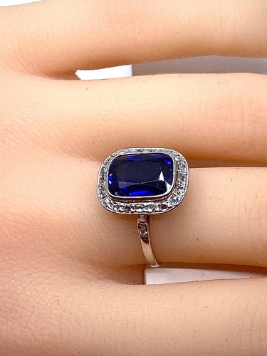 Bague 52 Bague en or blanc 18 carats, diamants et saphir Verneuil. Epoque 1900 58 Facettes AB266