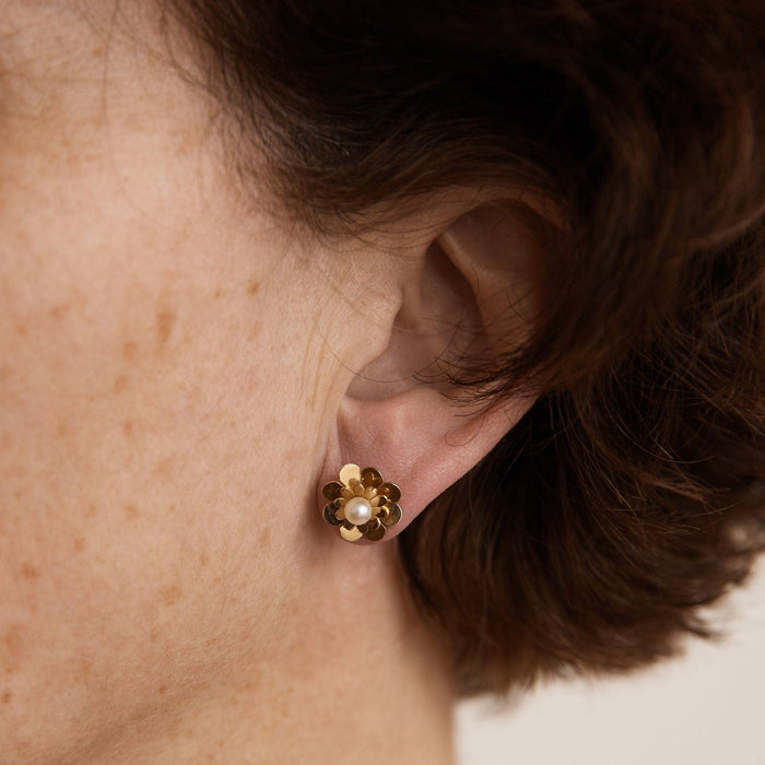 Boucles d'oreilles Paire de boucles d'oreilles fleurs, perle blanche 58 Facettes