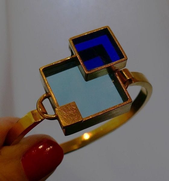 Bracelet Bracelet en métal doré et plexis bleu clair et bleu foncé. 58 Facettes 1035055