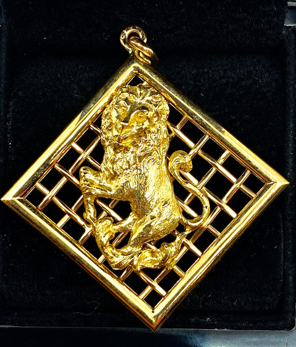 Pendentif Pendentif médaille lion sur fond grillagé 58 Facettes