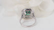 Bague 54.5 Bague en or blanc sertie d'une émeraude et diamants 58 Facettes F4947