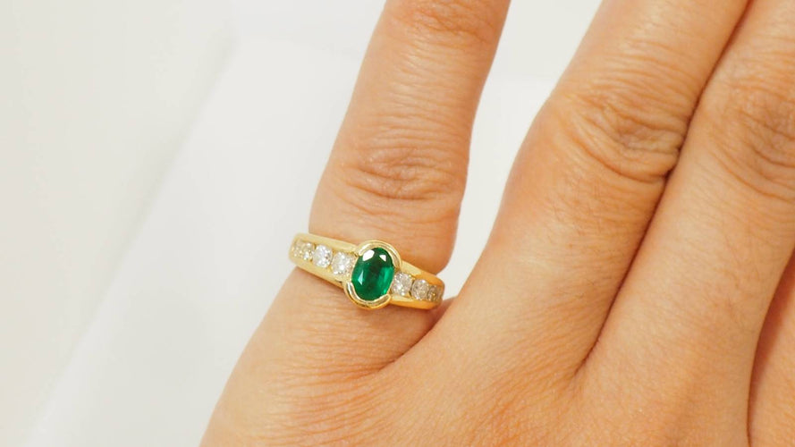 Bague 50 Bague en or jaune, émeraude ovale et diamants 58 Facettes F4834