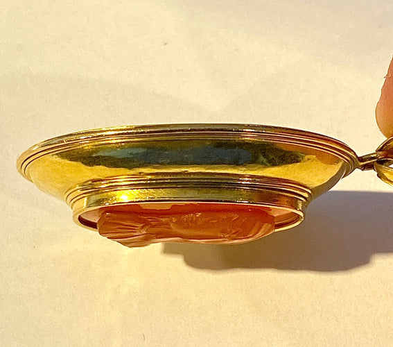 Pendentif Pendentif Or jaune Camée en cornaline 58 Facettes AB284