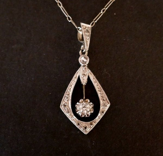 Pendentif Pendentif Art Déco serti de diamants platine et or blanc 58 Facettes 960722
