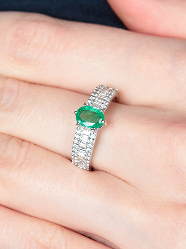 Bague Bague émeraude ovale et diamants baguette or blanc 58 Facettes LP15-23