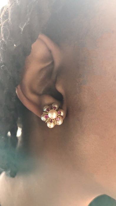 Boucles d'oreilles Paire de clips d'oreilles en or, perles, et rubis. 58 Facettes 1009