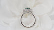Bague Bague entourage en or blanc, émeraude et diamants 58 Facettes 31491