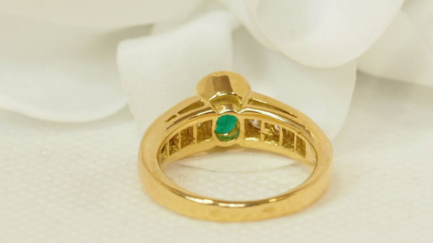 Bague 50 Bague en or jaune, émeraude ovale et diamants 58 Facettes F4834