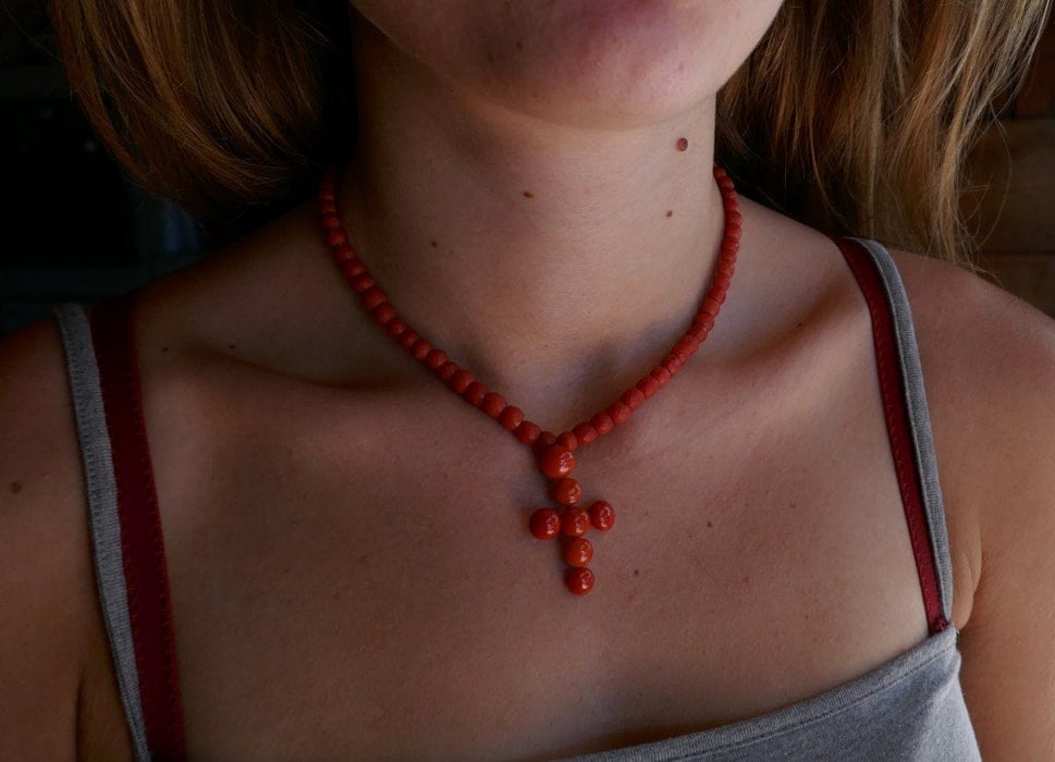 Collier Collier De Perles De Corail Facettées Et Croix En Corail 58 Facettes 648809