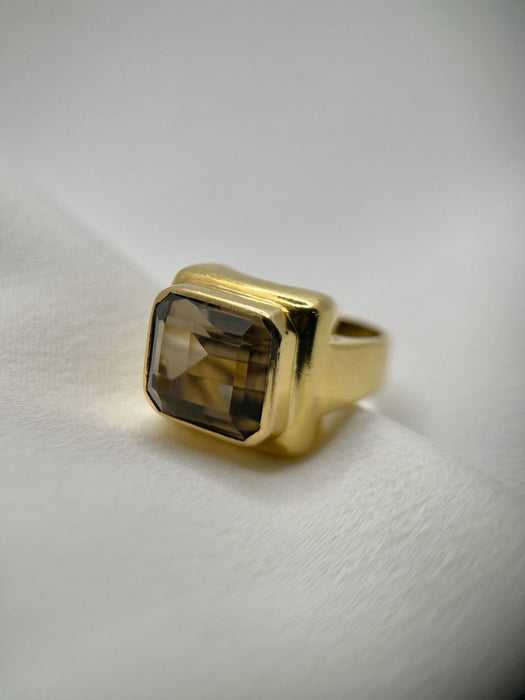 Bague Bague Cocktail Vintage en Or jaune 18k Sertie d’un Important Quartz Fumé 58 Facettes