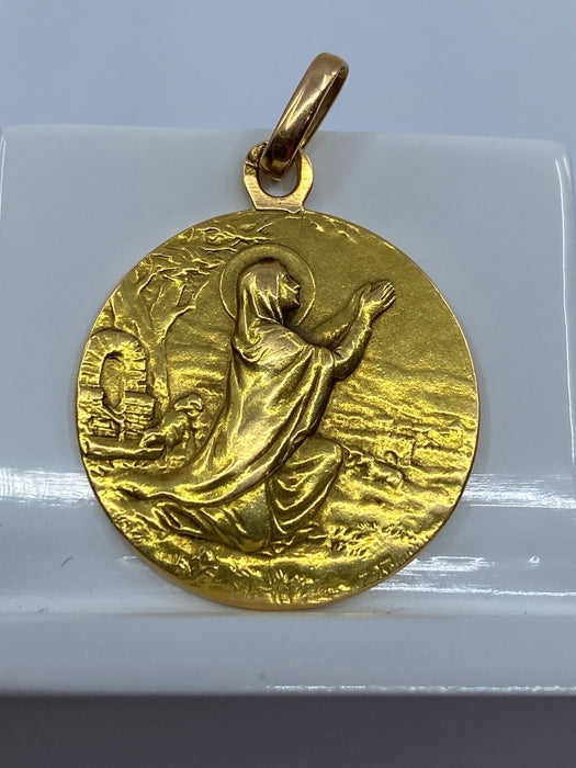 Pendentif Médaille Sainte en prière 58 Facettes