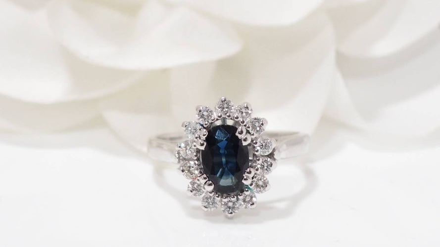 Bague 54 Bague marguerite en or blanc, saphir et diamants 58 Facettes 32002